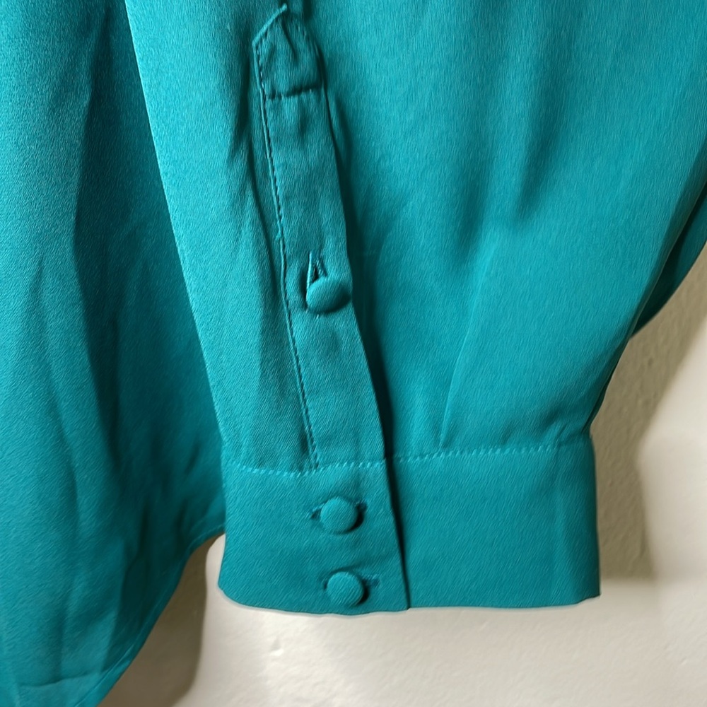 TORRID Button Front Blouse Green MADISON Rhinestone Buttons Long Sleeve NWT 5X - Picture 5 of 15